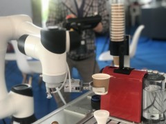 以机器人技术改造传统行业 第六届中国机器人峰会暨智能经济人才峰会举办