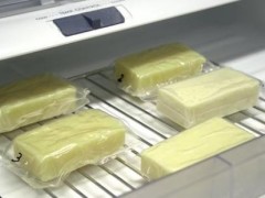 由牛奶酪蛋白制成的可食用食品包装袋能减少垃圾的产生