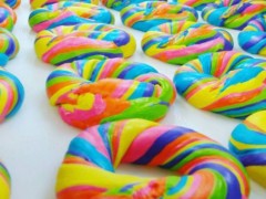 美国纽约彩虹甜甜圈热销 色彩斑斓不忍下口