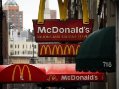 员工罢工呼吁加薪 麦当劳称品牌受影响