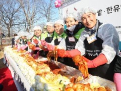韩国在国会举行腌制泡菜活动