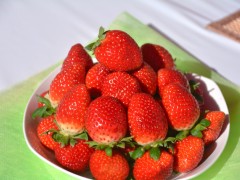日本培育出新品种草莓 一颗卖600元！