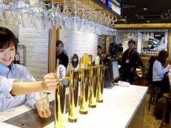 日本肯德基推出“酒吧式”店铺 提供约40种美酒