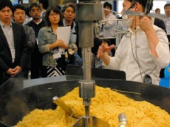 日本推出特色食品机器 3分钟制百人份炒饭