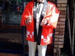 日本肯德基山德士像今起穿上标明鸡肉产地的围裙