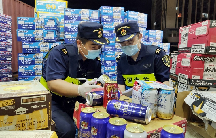 图为：深圳海关所属沙头角海关关员查获混藏啤酒(1)